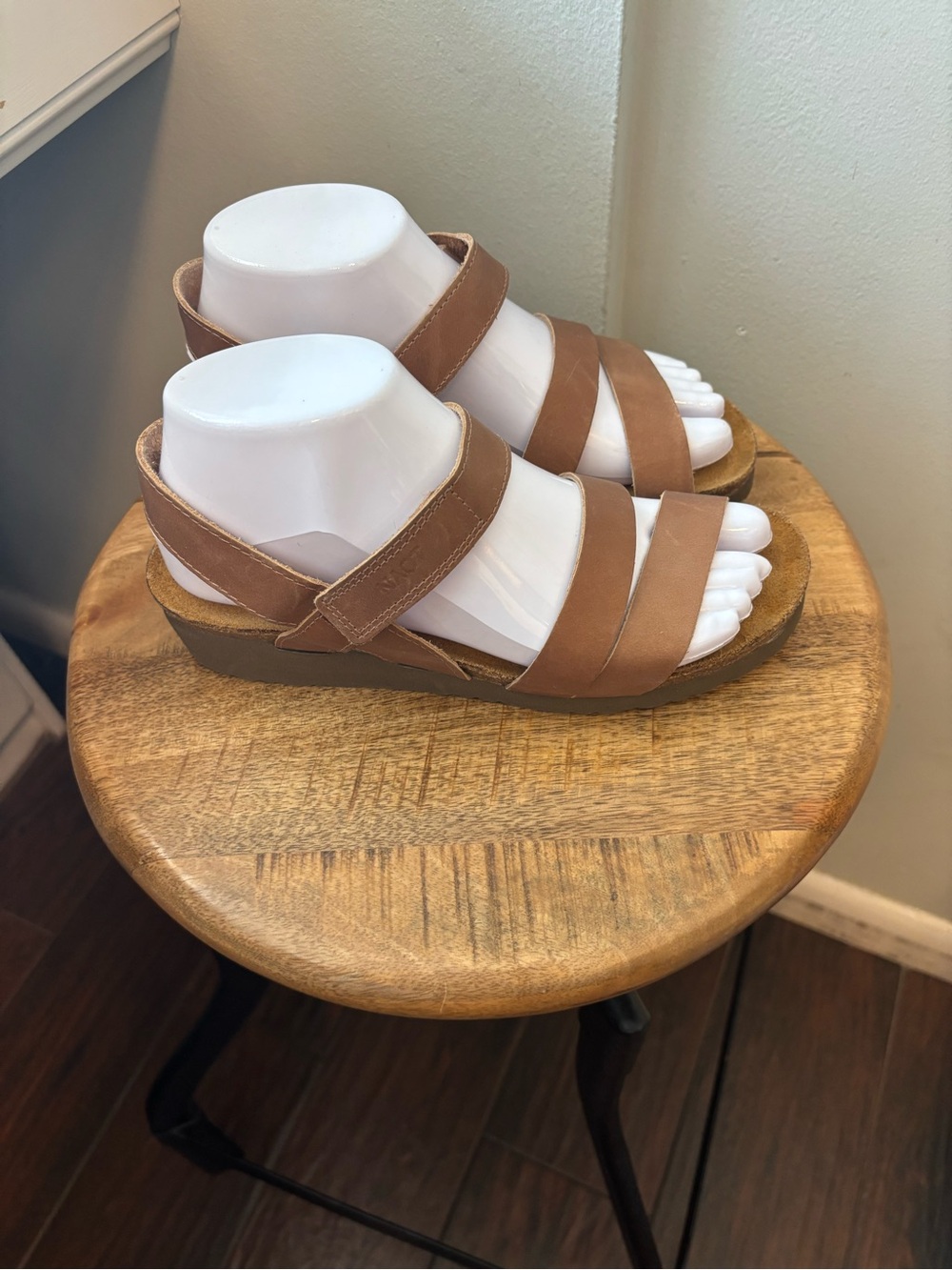Women’s Naot Kayla wedge sandal in tan 38, 7 new - Picture 3 of 7